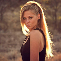 传记 Nora En Pure